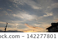 雲彩在住宅區上空蔓延 142277801