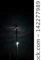 透過雲層的縫隙，可以看到月亮和一根電線桿。 142277989