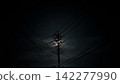 夜晚的電線桿和月光 142277990
