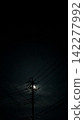 夜晚的路燈和月光 142277992