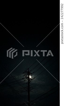夜晚的路燈和月光 夜晚的路燈和月光 142277992