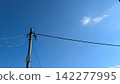 雲彩和電線桿漂浮在藍天上 142277995