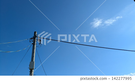 雲彩和電線桿漂浮在藍天上 雲彩和電線桿漂浮在藍天上 142277995
