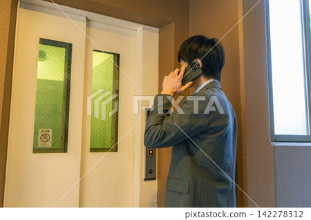等待電梯的男人 142278312