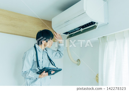 檢查空調的工人 142278323