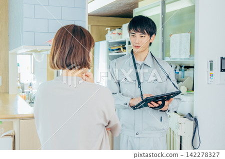 一名身穿工作服的男子進行解釋。 142278327