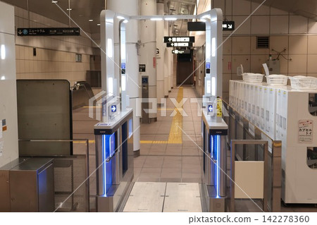 Walk-through type facial recognition ticket gate, automatic ticket gate, 2 Walk-through type facial recognition ticket gate, automatic ticket gate, 2 142278360