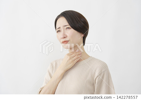 一位四十多歲的女性，在白色背景下，喉嚨痛難忍。 142278557
