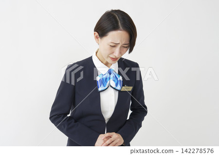 一名 40 多歲的女員工在白色背景前向右道歉。 142278576