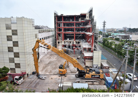 拆除現場,拆除挖土機一字排開。 拆除現場,拆除挖土機一字排開。 142278667