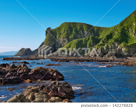 低窪海岸的岩石和蔚藍的大海 142278828