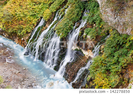Shirahige Falls, which flows into the Biei River (Autumn in Hokkaido) Shirahige Falls, which flows into the Biei River (Autumn in Hokkaido) 142278850