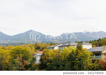 白金溫泉酒店和十勝山(北海道的秋天) 白金溫泉酒店和十勝山(北海道的秋天) 142278959