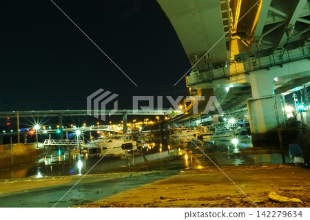boat landing under the bridge boat landing under the bridge 142279634