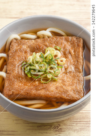 Kitsune udon with a large piece of fried tofu 142279645