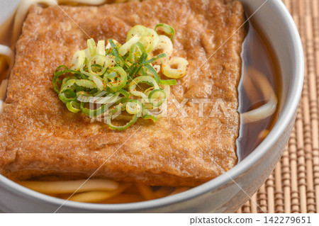 狐狸烏龍麵配一大塊炸豆腐 狐狸烏龍麵配一大塊炸豆腐 142279651