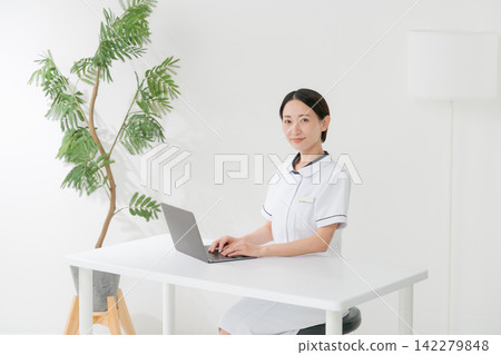 The woman at the beauty salon reception The woman at the beauty salon reception 142279848