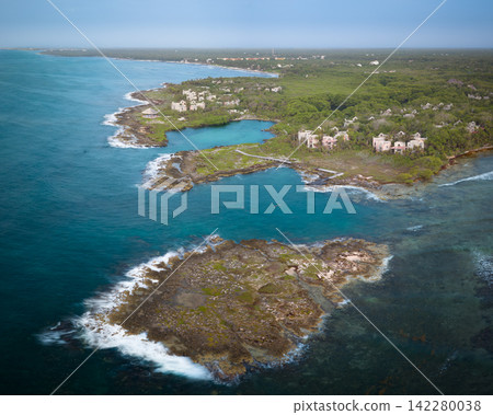 Luxury resort and stunning cliff overlooking the Caribbean Sea 142280038