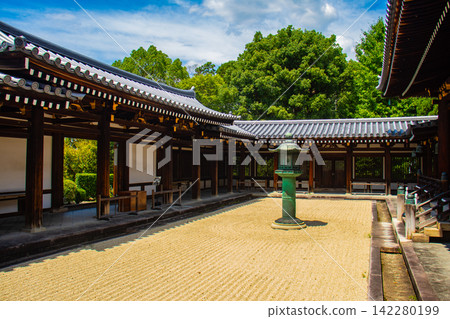日野丹城:一座優雅的平安時代風格的寺廟,建於親鸞上人的誕生地。 日野丹城:一座優雅的平安時代風格的寺廟,建於親鸞上人的誕生地。 142280199