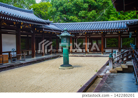 日野丹城:一座優雅的平安時代風格的寺廟,建於親鸞上人的誕生地。 日野丹城:一座優雅的平安時代風格的寺廟,建於親鸞上人的誕生地。 142280201