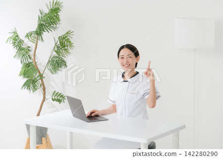 一位身穿食指的白色服裝的女士 142280290