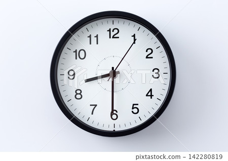 時鐘顯示8:30 時鐘顯示8:30 142280819