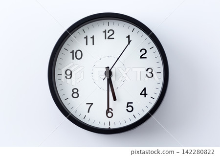 時鐘顯示5:30 時鐘顯示5:30 142280822