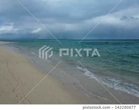 沖繩美麗而空曠的海灘和大海 沖繩美麗而空曠的海灘和大海 142280877