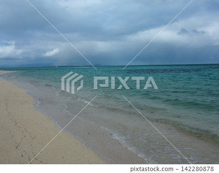 The beautiful, deserted beaches and sea of Okinawa The beautiful, deserted beaches and sea of Okinawa 142280878