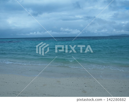 沖繩美麗而空曠的海灘和大海 沖繩美麗而空曠的海灘和大海 142280882