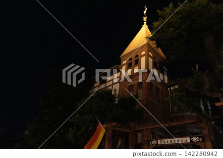 神戶北野的風向標屋在夜色中燈火通明 神戶北野的風向標屋在夜色中燈火通明 142280942