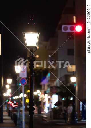 神戶北野的夜色,被路燈和紅色交通號誌燈照亮。 神戶北野的夜色,被路燈和紅色交通號誌燈照亮。 142280943