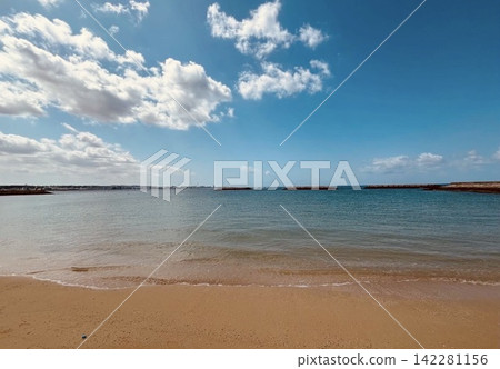 沖繩寧靜的沙灘景色，碧海藍天盡收眼底。 142281156