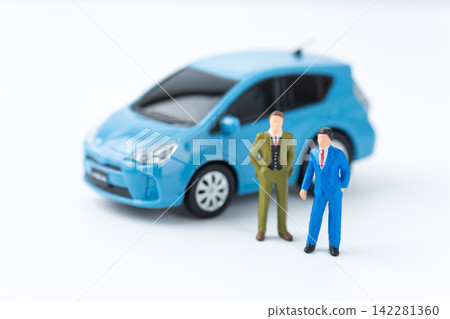 一位商人和一輛藍色汽車 一位商人和一輛藍色汽車 142281360
