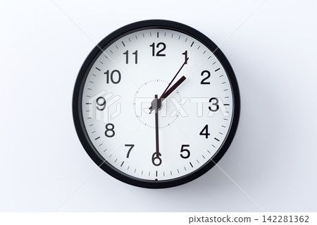 時鐘顯示1:30 時鐘顯示1:30 142281362