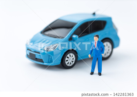 一位商人和一輛藍色汽車 一位商人和一輛藍色汽車 142281363