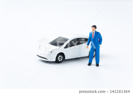 一名商人和一輛白色汽車 一名商人和一輛白色汽車 142281364