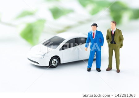 一名商人和一輛白色汽車 一名商人和一輛白色汽車 142281365