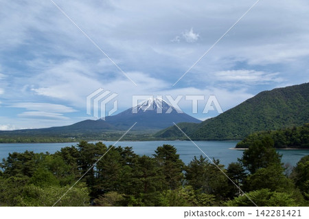 A breathtaking view you must see at least once! The Mt. Fuji viewpoint at Lake Motosu, which served as the model for the 1,000 yen banknote. A breathtaking view you must see at least once! The Mt. Fuji viewpoint at Lake Motosu, which served as the model for the 1,000 yen banknote. 142281421