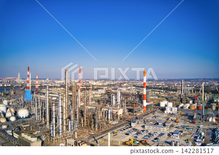 Drone aerial photography of an industrial area. Factories, industry, energy, petrochemicals, refineries, resources, crude oil, petroleum, environment, technology, Japan 142281517