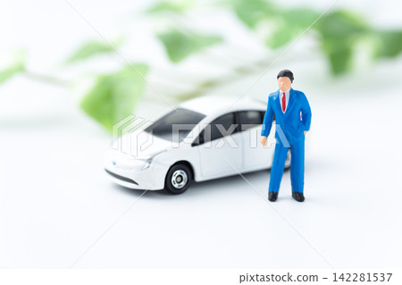 一名商人和一輛白色汽車 一名商人和一輛白色汽車 142281537