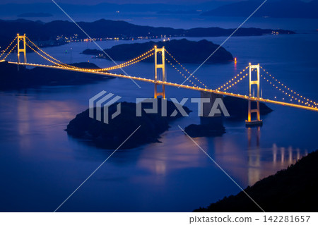 從木山展望台看到的燈光璀璨的來島海峽大橋。 142281657