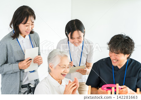 Rehabilitation for the elderly supported by occupational therapists, physical therapists, and staff. Rehabilitation for the elderly supported by occupational therapists, physical therapists, and staff. 142281663