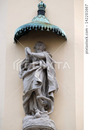Virgin Mary, statue on the house facade in Graz, Styria, Austria Virgin Mary, statue on the house facade in Graz, Styria, Austria 142281667
