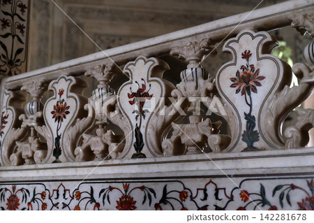 Mughal stone art on the facade of the Taj Mahal (Crown of Palaces), an ivory-white marble mausoleum in Agra, Uttar Pradesh, India Mughal stone art on the facade of the Taj Mahal (Crown of Palaces), an ivory-white marble mausoleum in Agra, Uttar Pradesh, India 142281678