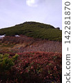 三座山峰被秋葉覆蓋 142281870