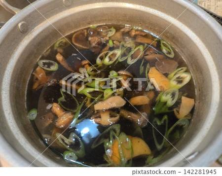 自製蘑菇蕎麥麵湯底,加蔥花 自製蘑菇蕎麥麵湯底,加蔥花 142281945