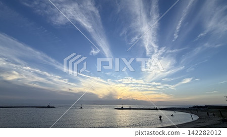 淡路島西海岸，2026年8月10日：大海和傍晚的天空 142282012