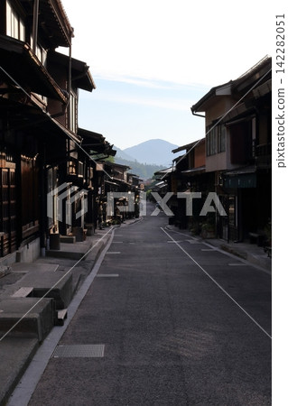 長野縣鹽尻市奈良井宿:傳統建築群重要保護區內的古老城鎮景觀。 長野縣鹽尻市奈良井宿:傳統建築群重要保護區內的古老城鎮景觀。 142282051