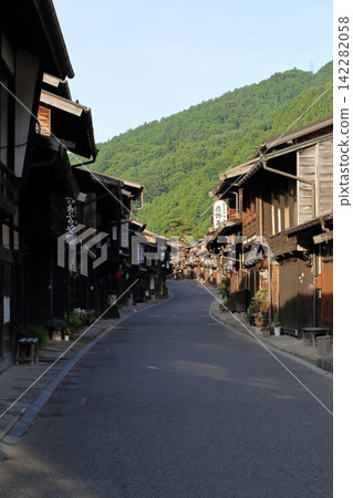 長野縣鹽尻市奈良井宿:傳統建築群重要保護區內的古老城鎮景觀。 長野縣鹽尻市奈良井宿:傳統建築群重要保護區內的古老城鎮景觀。 142282058